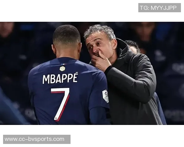 姆巴佩赛后与恩里克亲切交流并向前队友们表达一致意见 姆巴佩赛后与恩里克亲切交流并向前队友们表达一致意见