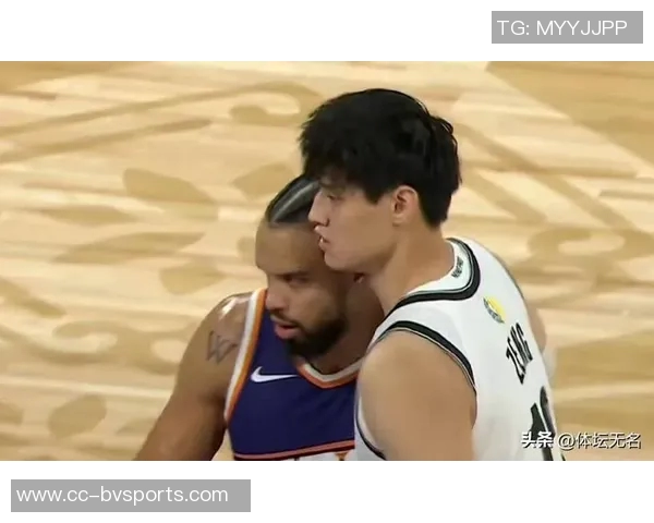 曾凡博防守贾里德巴特勒失误被罚犯规瞬间回顾