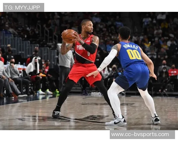 利拉德回母校韦伯州立大学视察篮球赛展现对母校的深厚情感